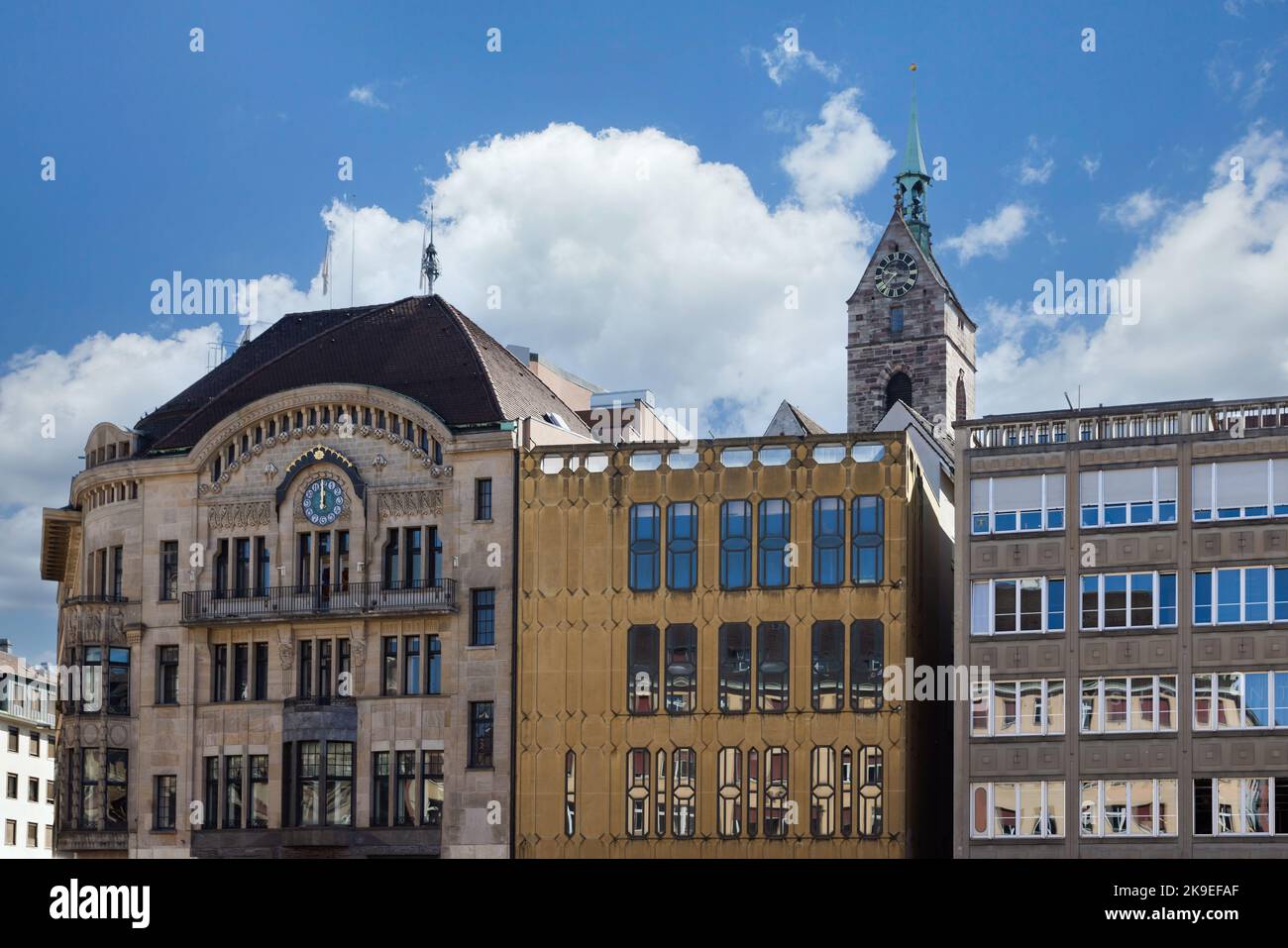 Edificios con hermosas ventanas en Basilea Suiza Foto de stock