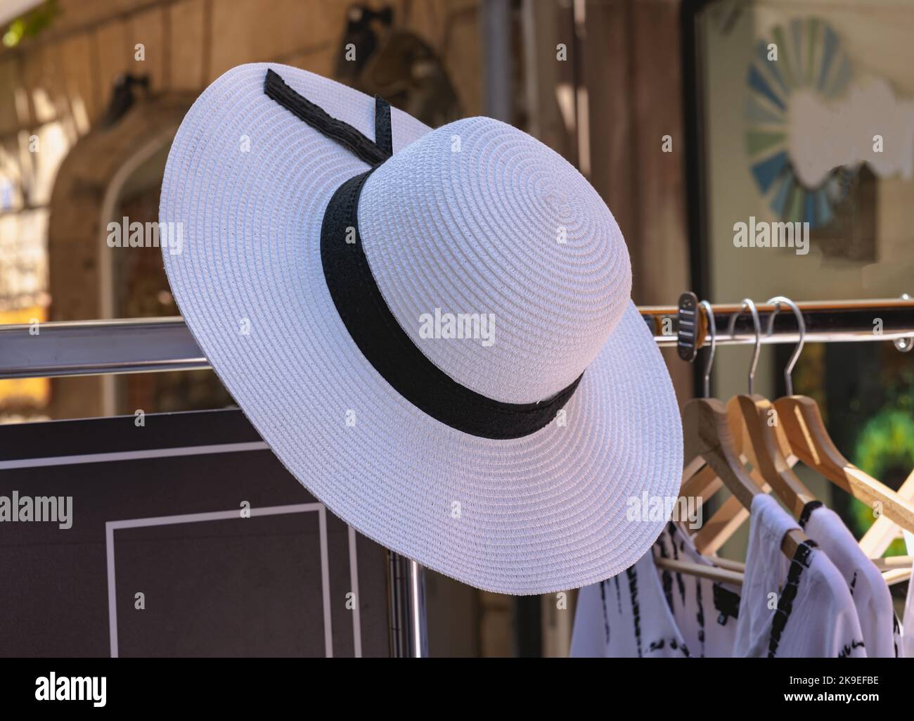 sombrero de mujer de paja con cinta negra para primeros planos Foto de stock