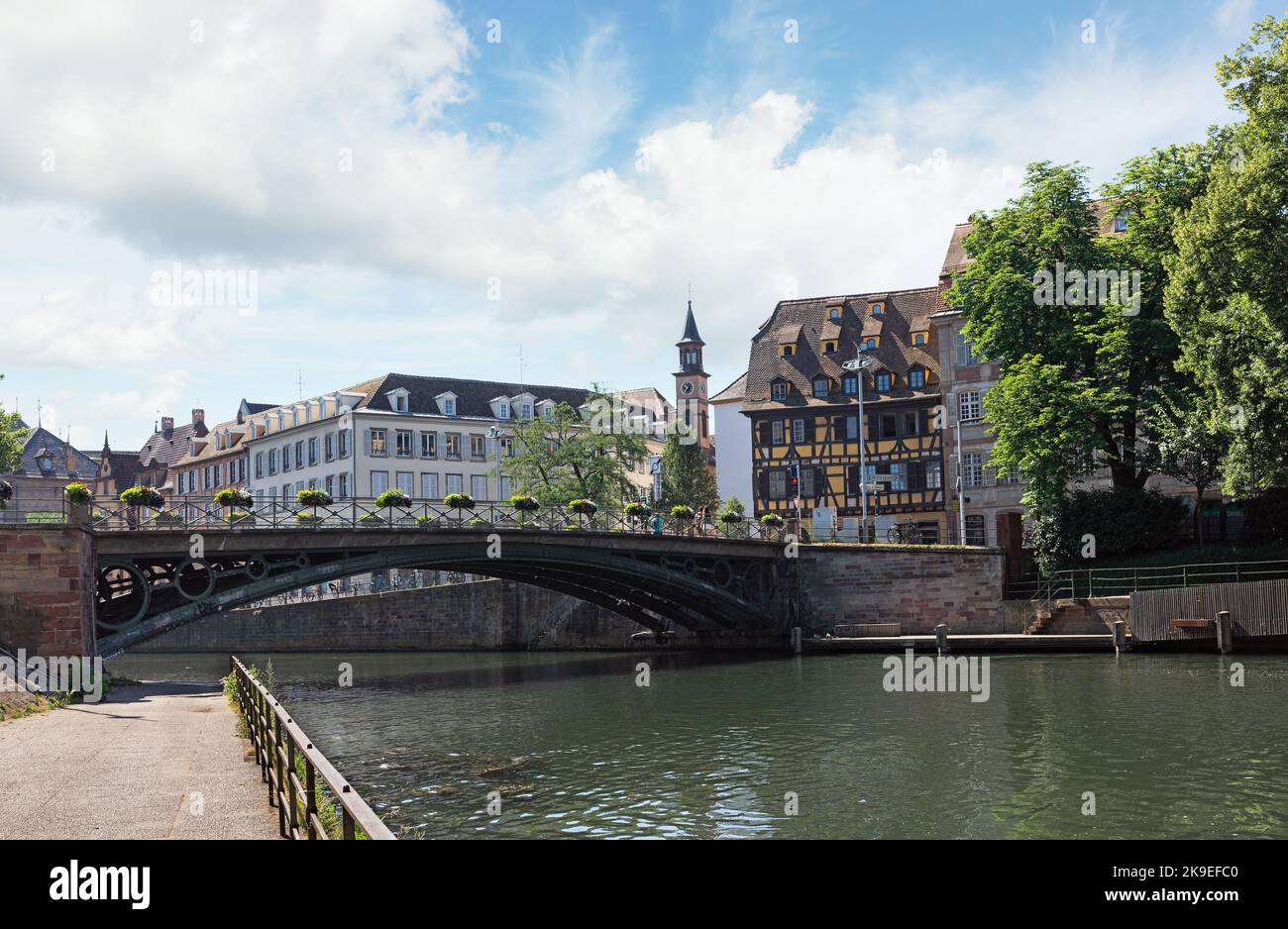 Hermoso puente sobre el río Ile en Estrasburgo Francia Foto de stock