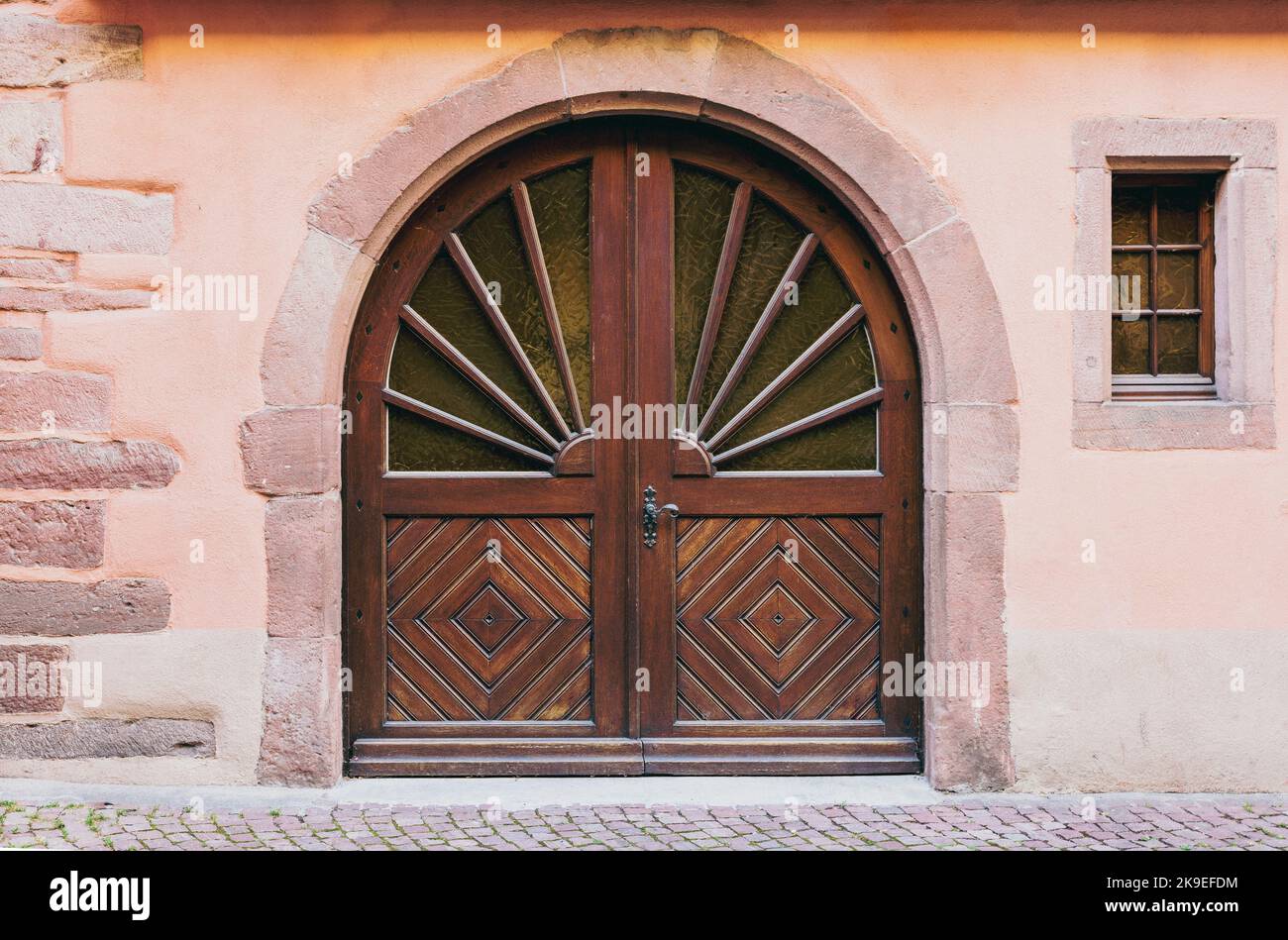 Hermosas puertas en la ciudad de Kaysersberg Francia Foto de stock