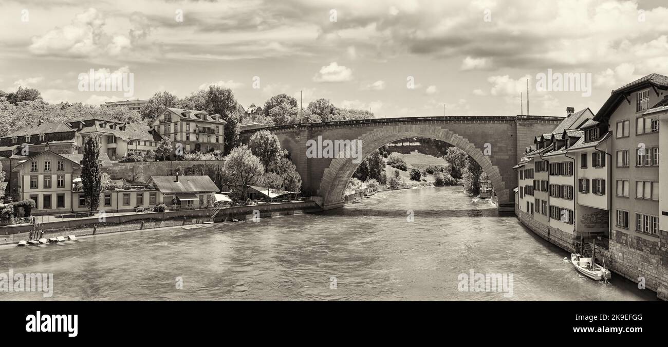 Puente en el casco antiguo de Berna de estilo blanco y negro Foto de stock