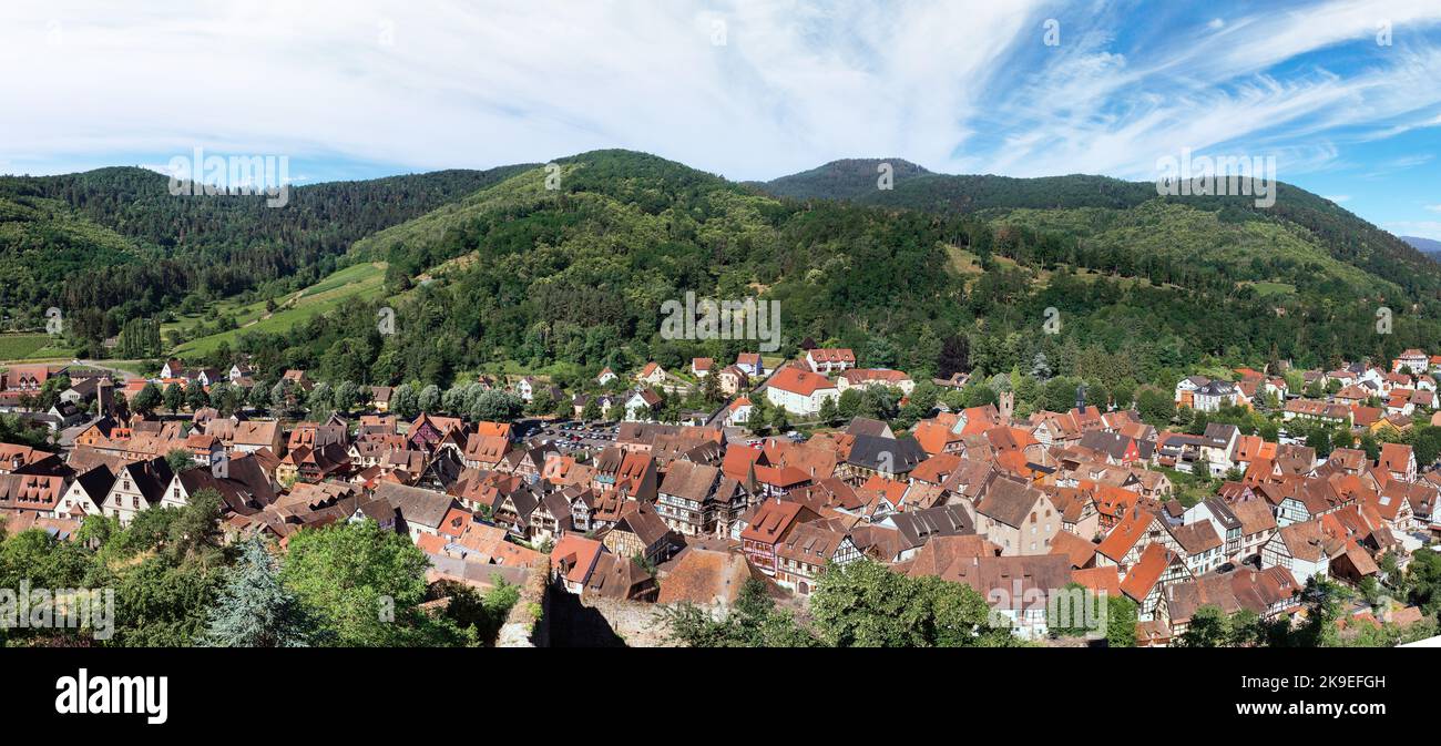 Vista panorámica de la ciudad de Kaysersberg Francia Foto de stock