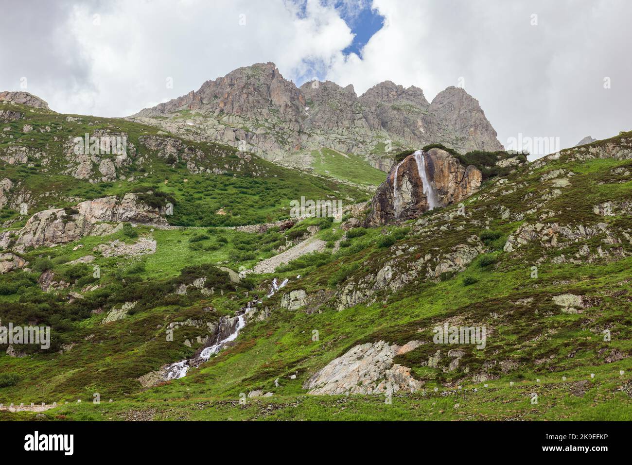Hermoso paisaje de montaña de Sustenpass en los alpes suizos Foto de stock