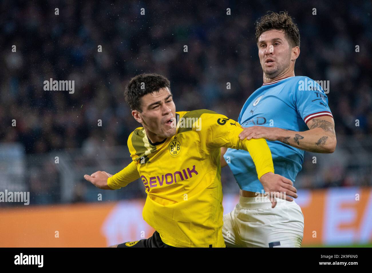 Dortmund Alemania 25.10.2022, Fútbol: UEFA Champions League Temporada 2022/23 Etapa de grupo 5, Borussia Dortmund (BVB) vs Manchester City (MAC) — Giovanni Reyna (BVB), John Stones (MAC) Foto de stock