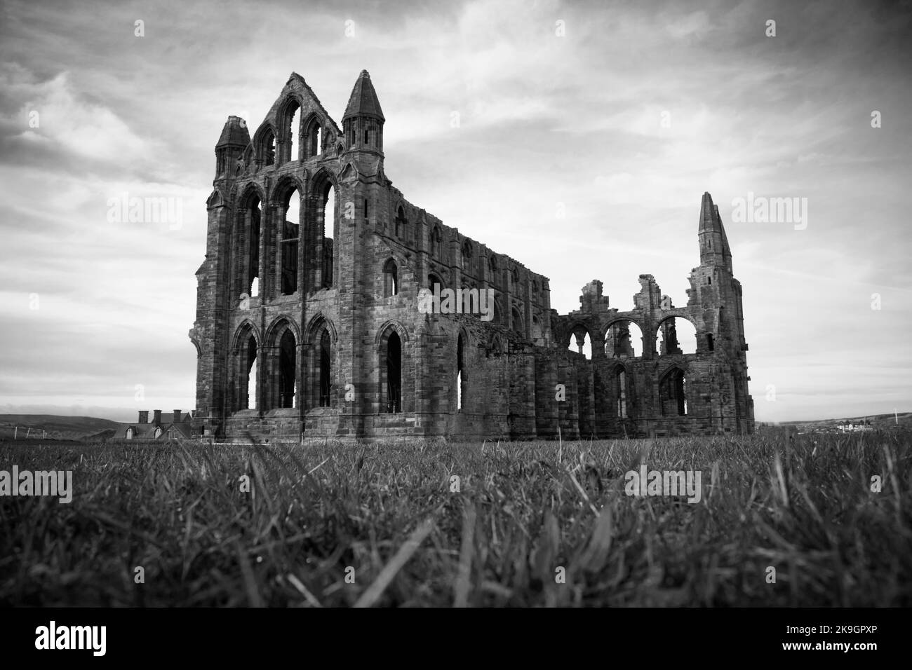 Las ruinas de la abadía de Whitby en blanco y negro monocromo, 24th de octubre de 2022 Foto de stock