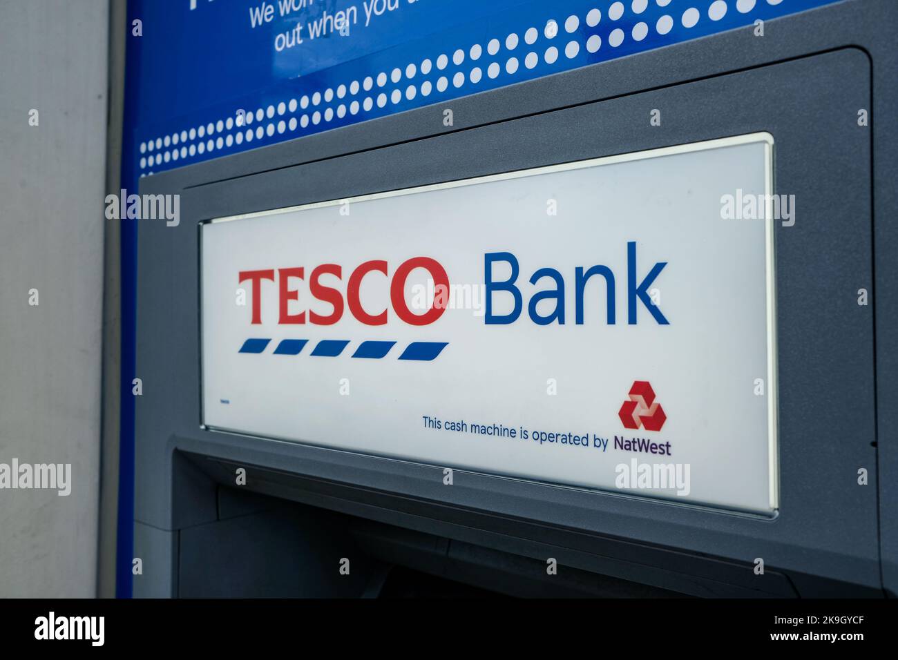 Londres- Octubre 2022: Cajero automático Tesco Bank en una gasolinera Tesco Esso en Wimbledon, al suroeste de Londres Foto de stock