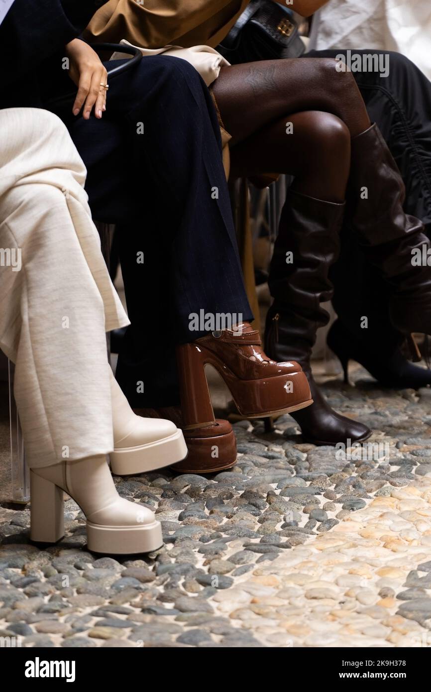 Milán, Italia - Septiembre, 21, 2022: Mujeres con estilo sentadas en  primera fila del desfile de moda y con tacones altos barnizados botas  marrones, cuero marrón Fotografía de stock - Alamy
