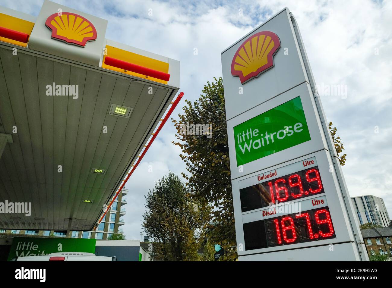 Londres- Octubre 2022: Precios de las gasolineras de servicio Shell en Hammersmith oeste de Londres Foto de stock