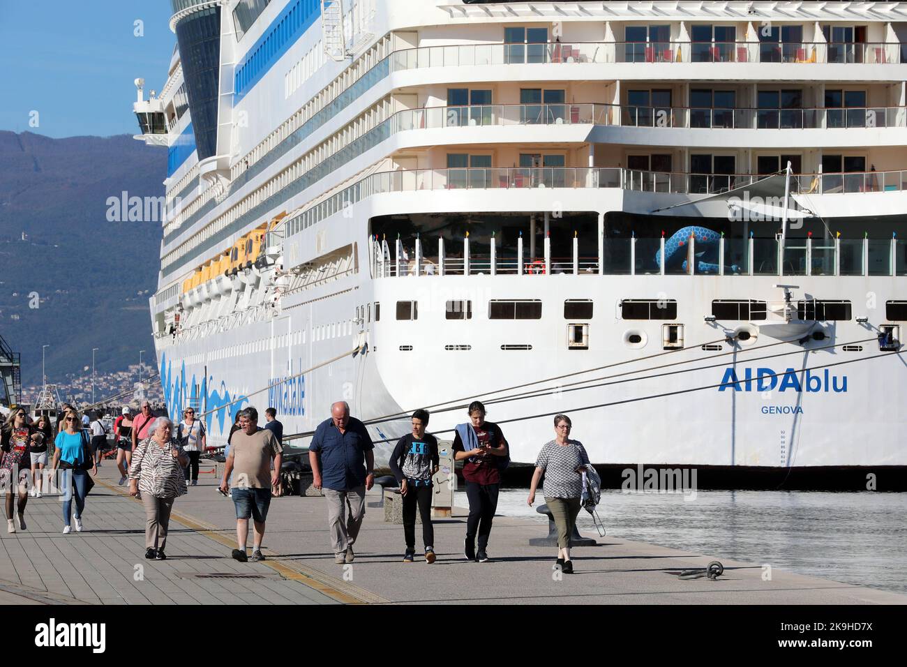 El crucero AIDAblu llegó al puerto de Rijeka, Croacia, el 28 de octubre de  2022.AIDAblu es un barco crucero que va al océano construido en 2010 y  tiene 12 años de edad,