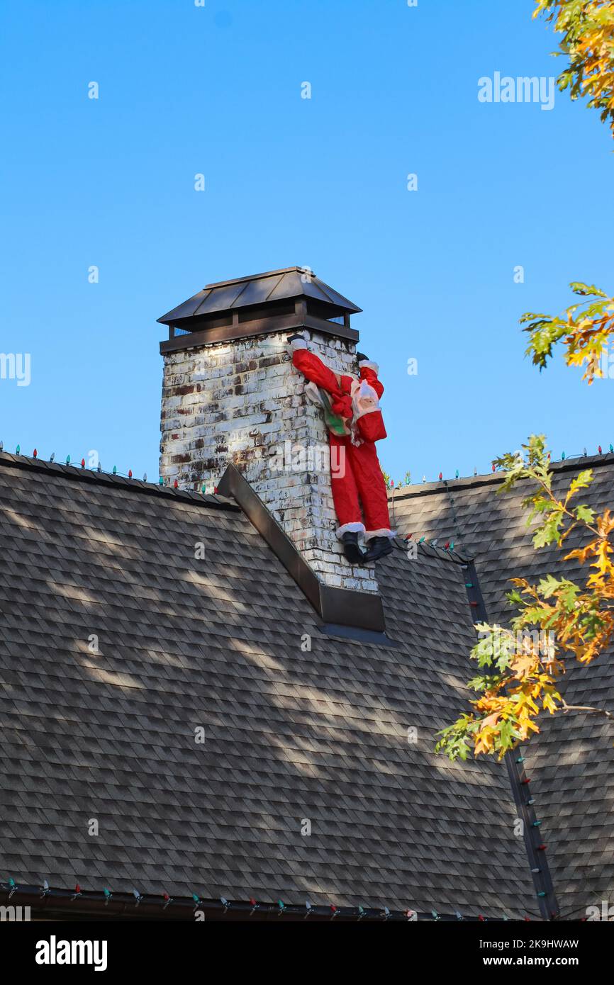 Deflated Blow up Santa en la chimenea buscando flojo y como él está