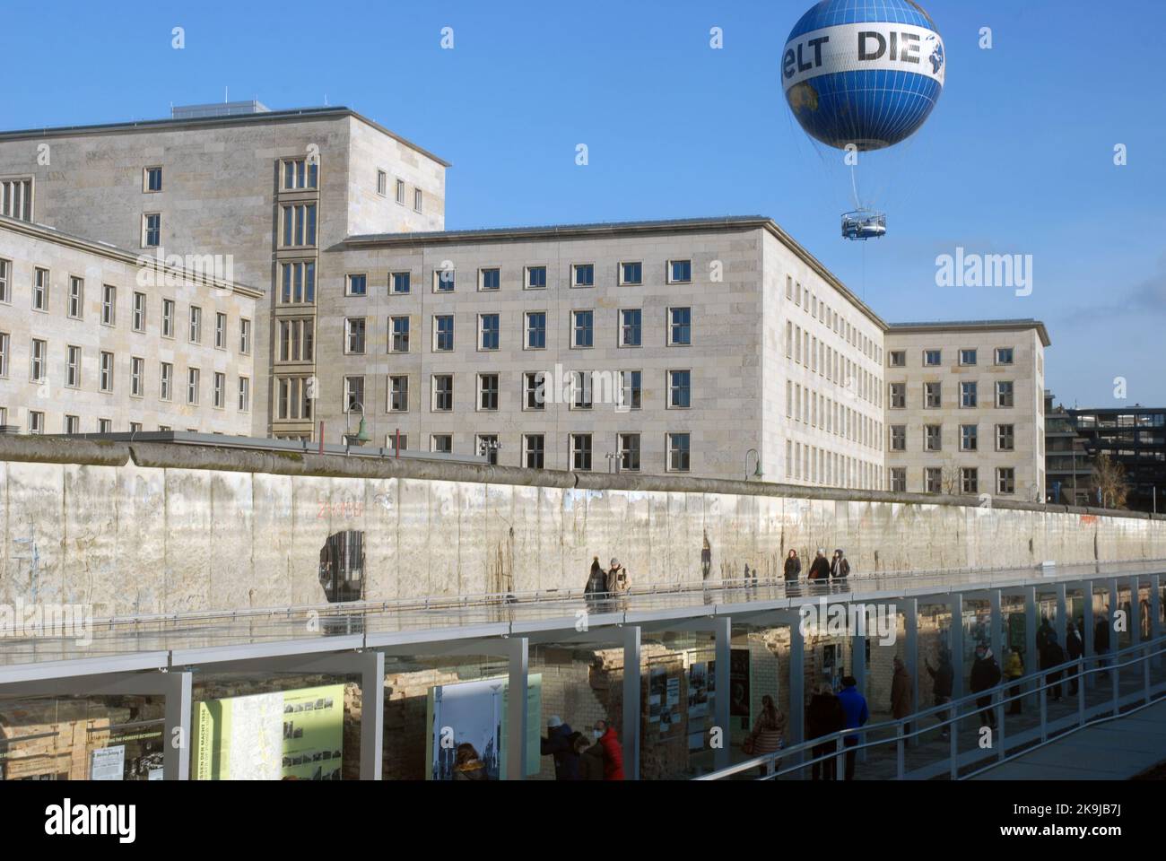 Los turistas se reúnen en el Museo de Topografía del Terror al aire libre en el emplazamiento del antiguo cuartel general de la Gestapo Nazi en Berlín, Alemania. Foto de stock