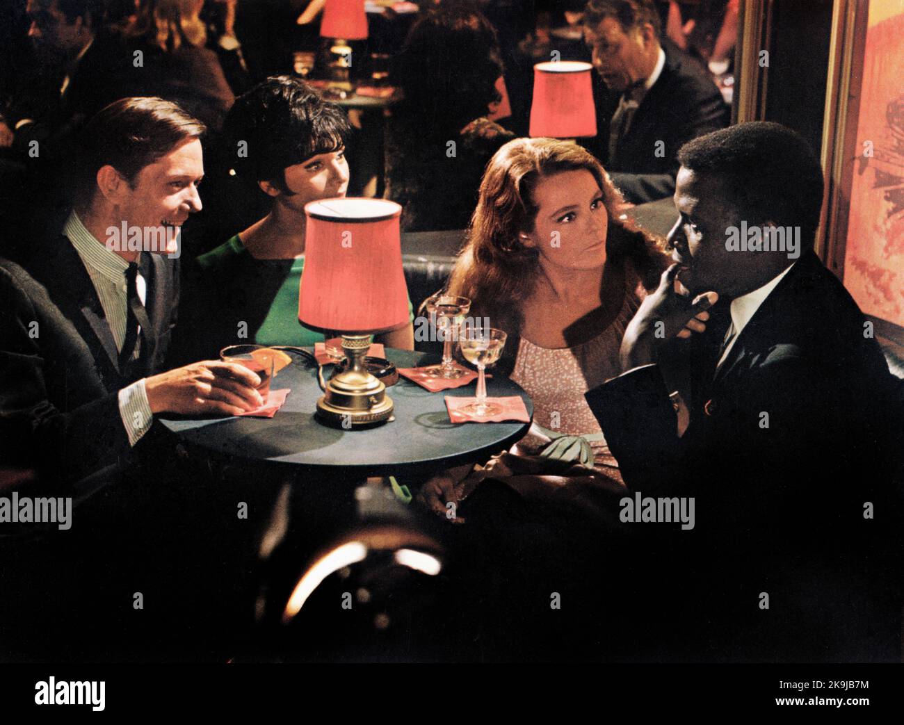Tom Heaton, Grace Gaynor, Katharine Houghton, Sidney Poitier, en el escenario de la película, '¿adivina quién viene a cenar?', Columbia Pictures, 1967 Foto de stock