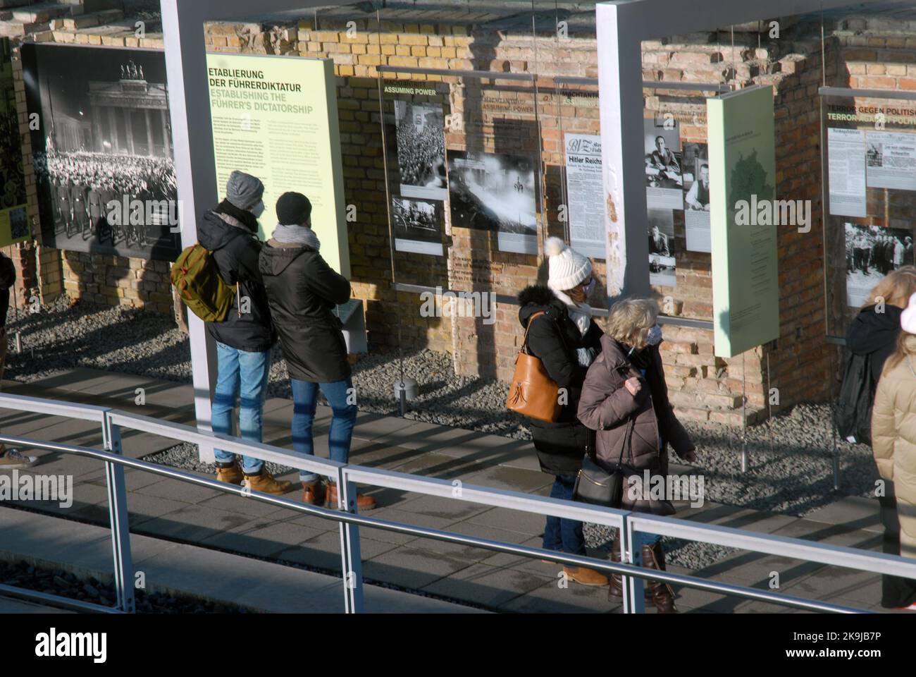 Los turistas se reúnen en el Museo de Topografía del Terror al aire libre en el emplazamiento del antiguo cuartel general de la Gestapo Nazi en Berlín, Alemania. Foto de stock