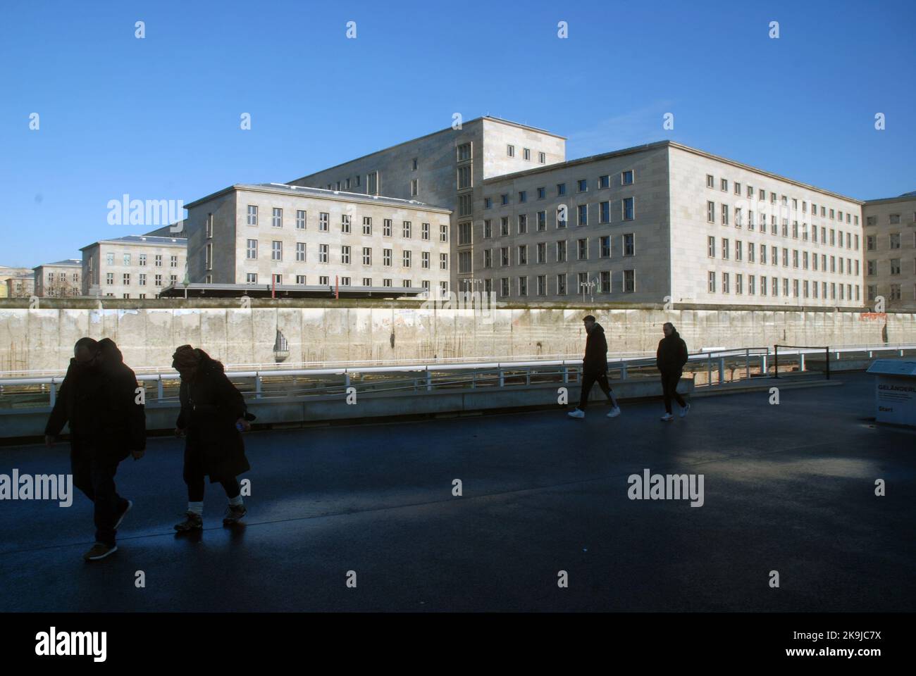 Los turistas se reúnen en el Museo de Topografía del Terror al aire libre en el emplazamiento del antiguo cuartel general de la Gestapo Nazi en Berlín, Alemania. Foto de stock