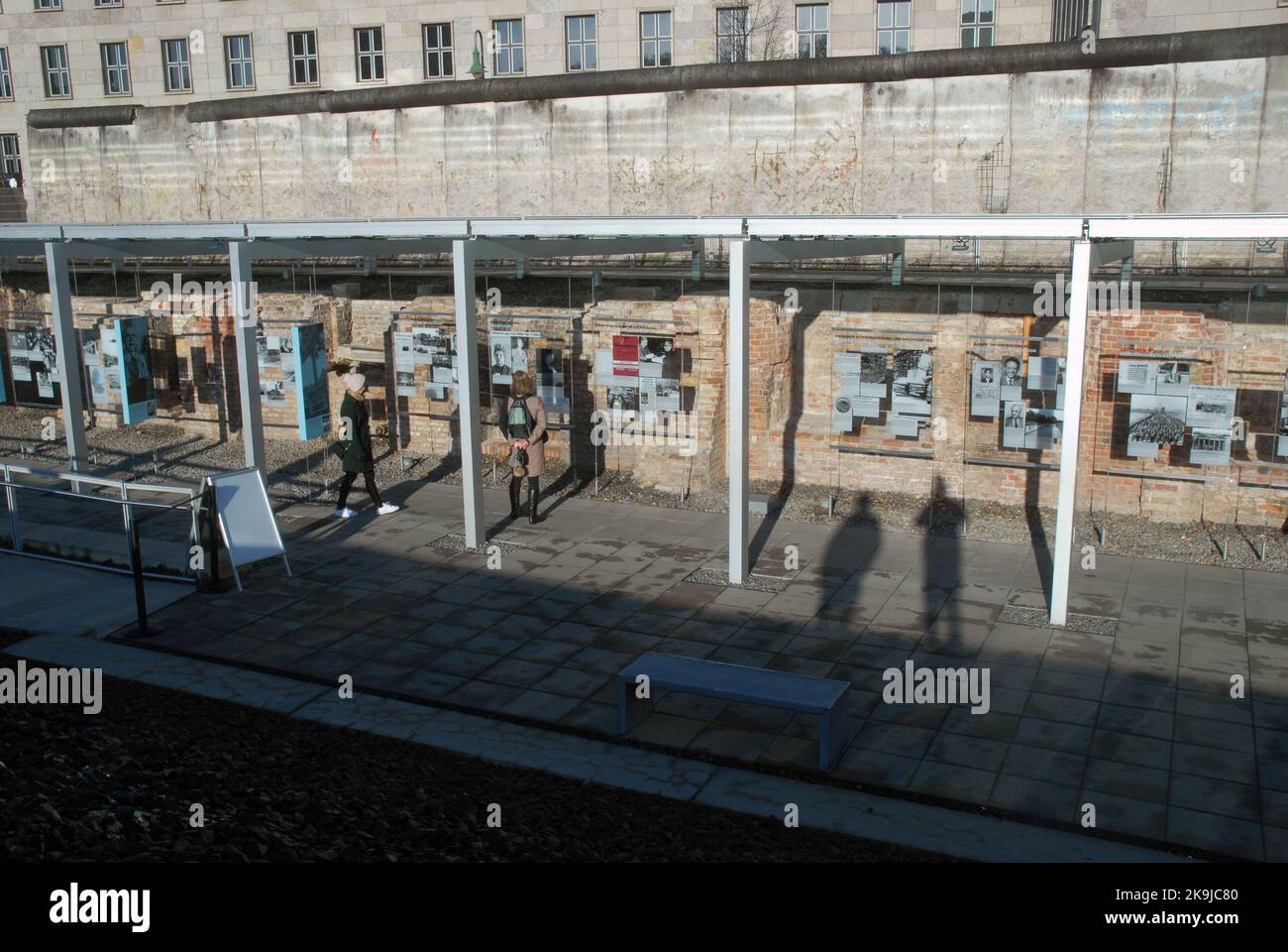 Los turistas se reúnen en el Museo de Topografía del Terror al aire libre en el emplazamiento del antiguo cuartel general de la Gestapo Nazi en Berlín, Alemania. Foto de stock