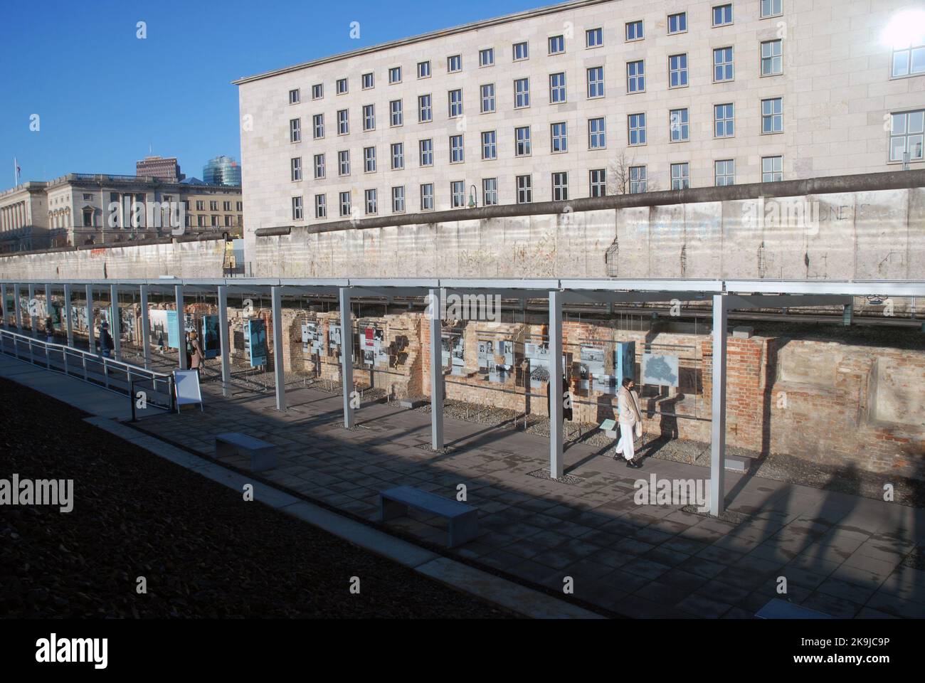 Los turistas se reúnen en el Museo de Topografía del Terror al aire libre en el emplazamiento del antiguo cuartel general de la Gestapo Nazi en Berlín, Alemania. Foto de stock
