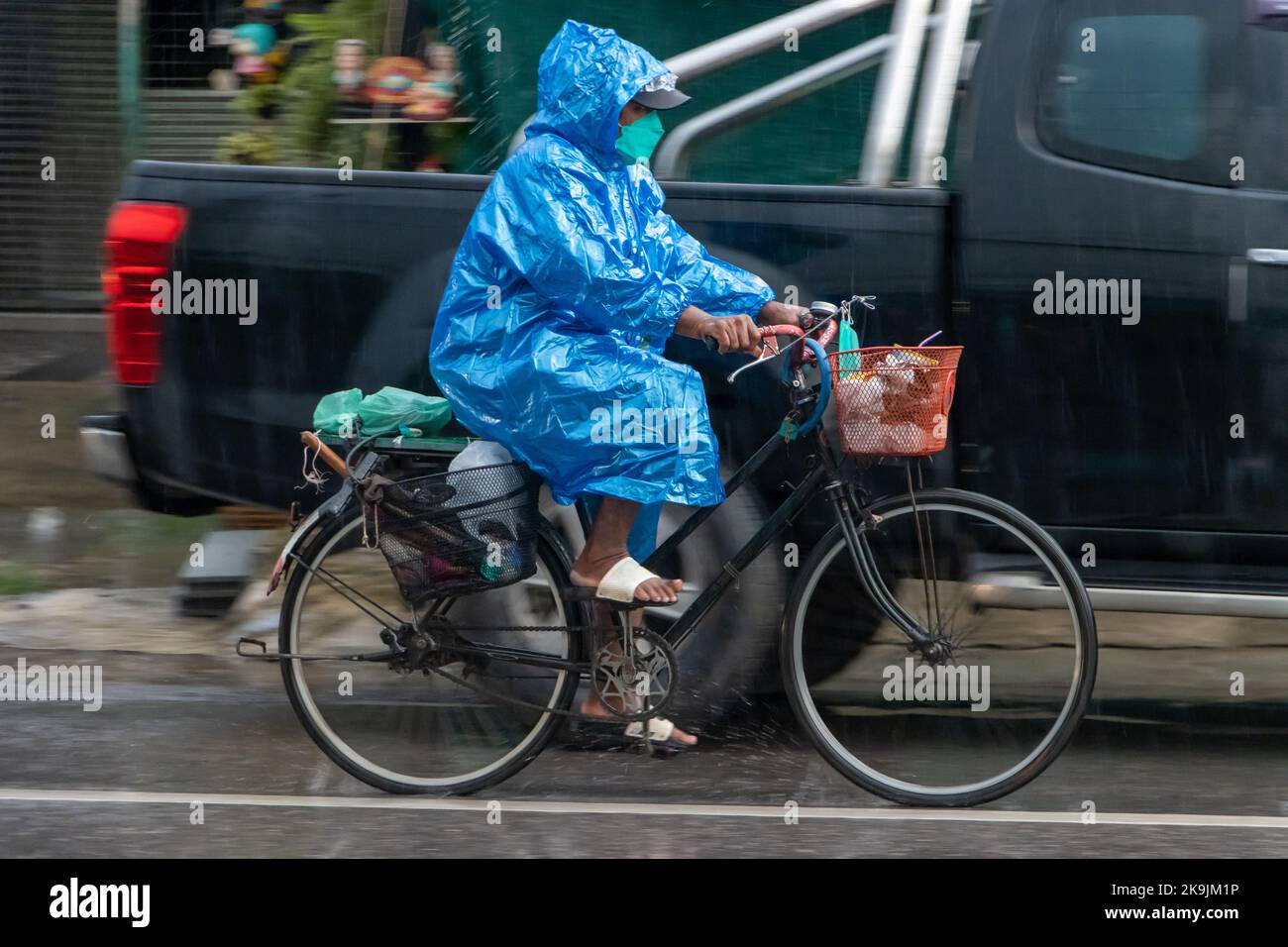 Hombre ciclismo en un camino mojado en lluvia fotografías e imágenes de  alta resolución - Alamy