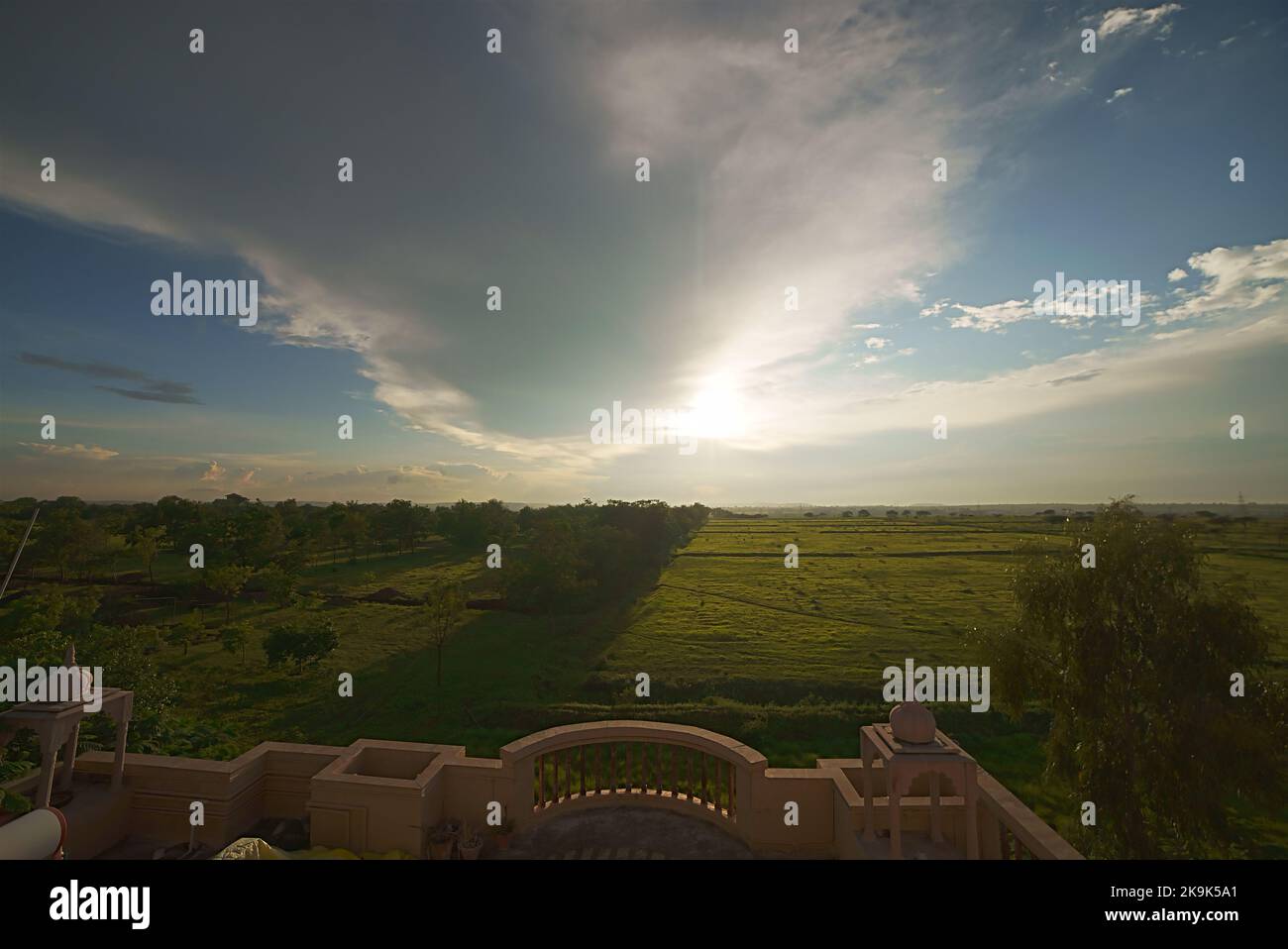 Espectacular paisaje escénico fondo protector de pantalla nubes campos verdes amplios espacios abiertos plantaciones forestales al aire libre la India rural Foto de stock
