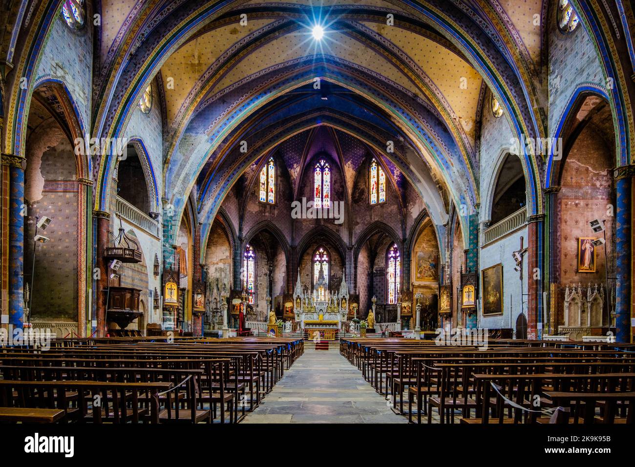 Dentro de la catedral gótica de San Mauricio en el pueblo medieval de