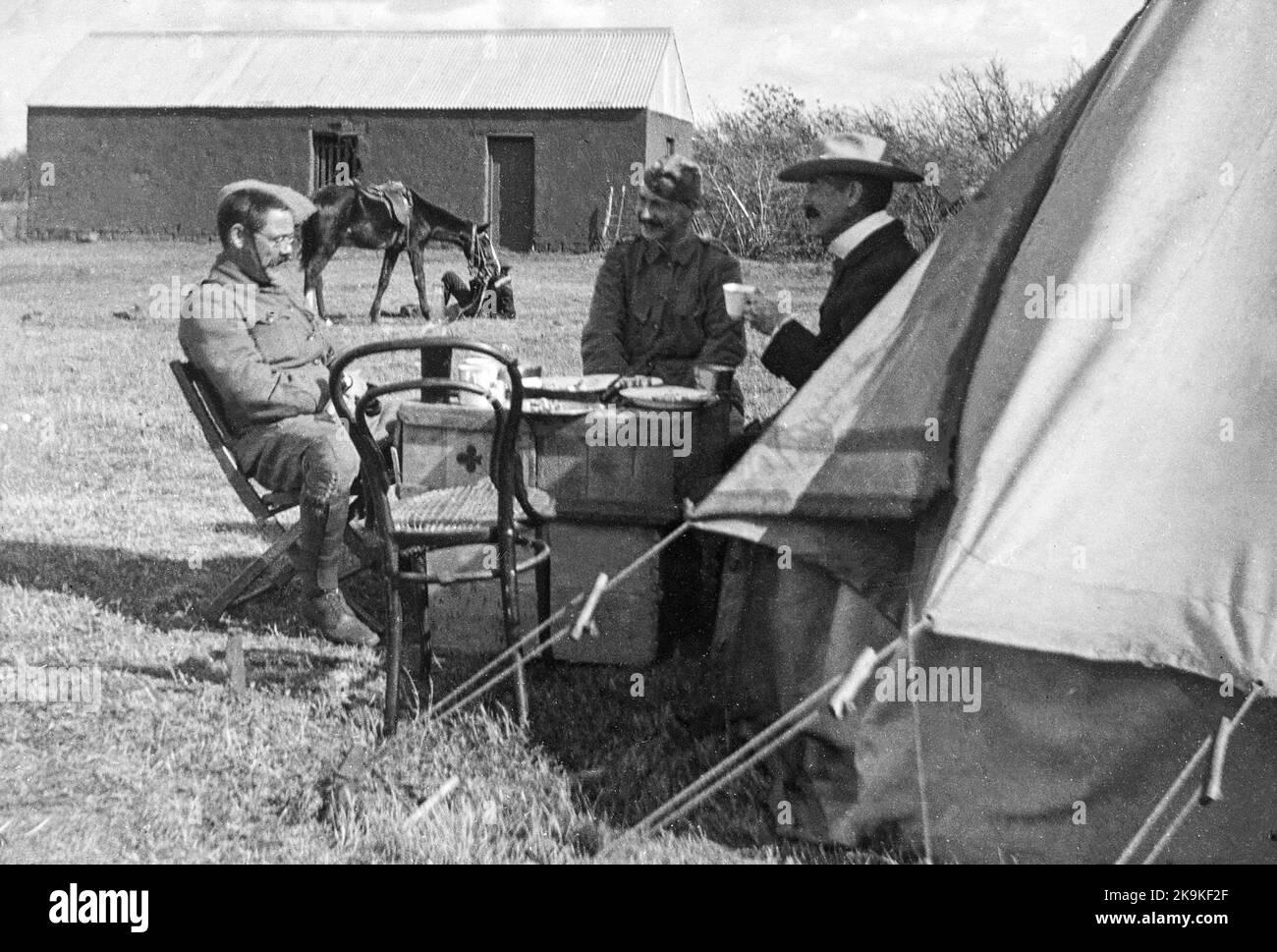 Boer War Fotografía que muestra soldados y otro hombre relajándose fuera de una tienda, durante la guerra. Foto de stock