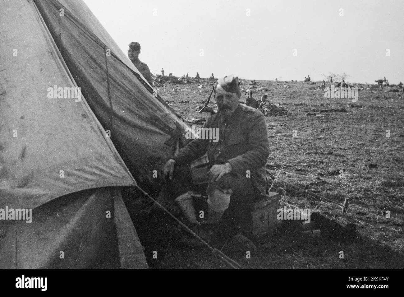 Un soldado británico que se relajaba fuera de su tienda durante la Guerra Boer. Foto de stock