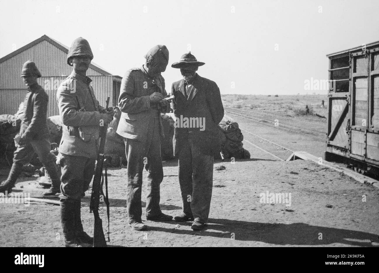 Soldados británicos cuestionan a un espía de Boer durante la Guerra de los Boer. Foto de stock