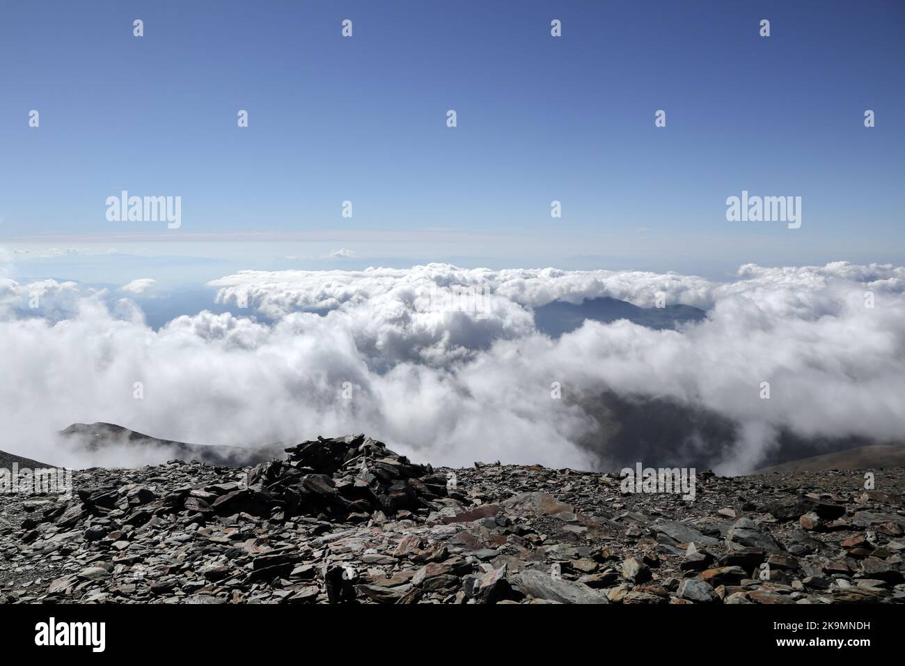 La Vista Sur desde la Cumbre del Puigmal, Catalán, Pirineos, España Foto de stock