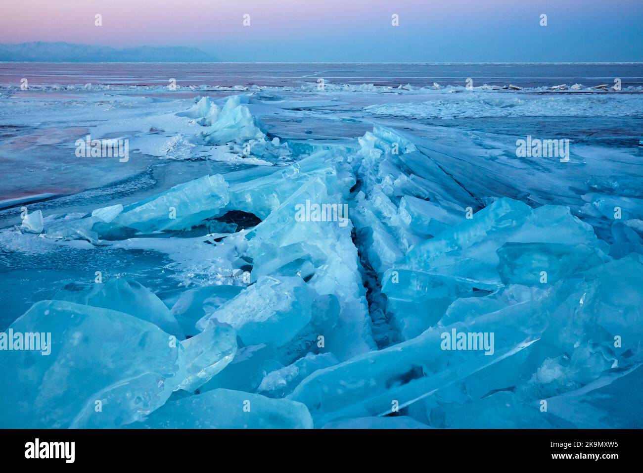 Apilados bloques de hielo en el lago Baikal Foto de stock