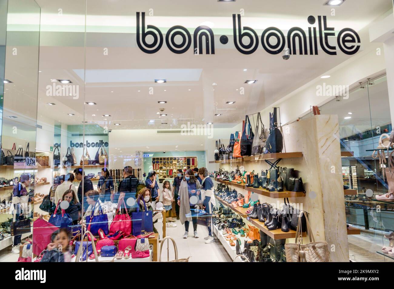 Bogota Colombia, Chapinero Centro comercial Andino Shopping Mall interior, Bon-Bonite bolsos de mujer bolsos de mano zapatos exhibición estantes venta estante, luxu Foto de stock