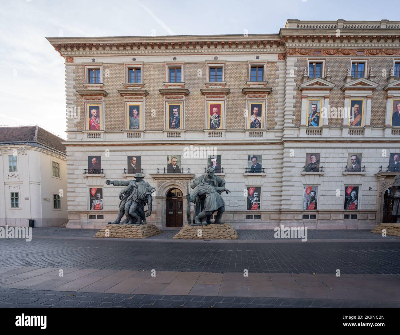 Exposición de los Señores de la Guerra en el bazar del jardín del castillo - Budapest, Hungría Foto de stock