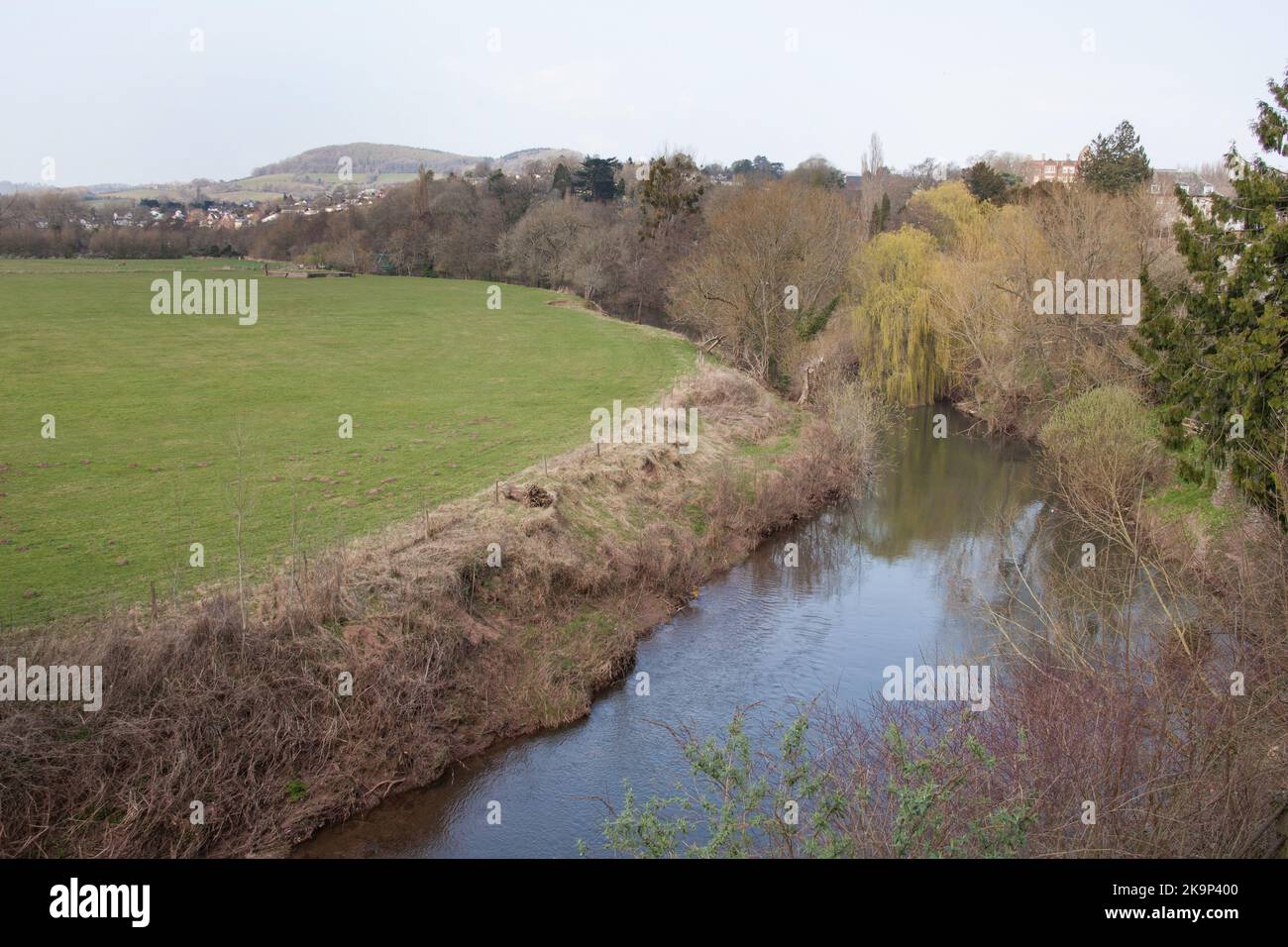 El río Monnow en Monmouth, Monmouthshire, Gales en el Reino Unido Foto de stock