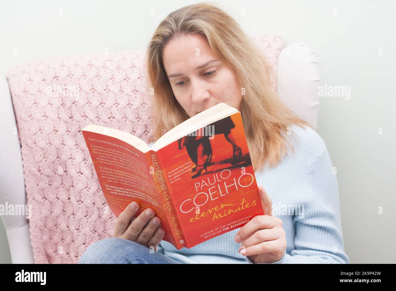 Una mujer leyendo el libro Once minutos de Paulo Coelho Foto de stock