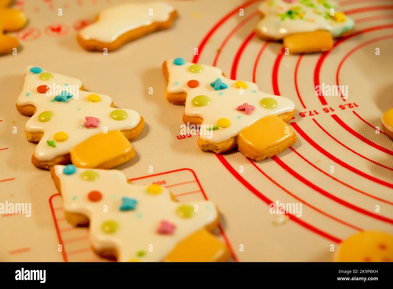 elaboración de galletas navideñas, galletas artesanales, pan de jengibre. Foto de stock