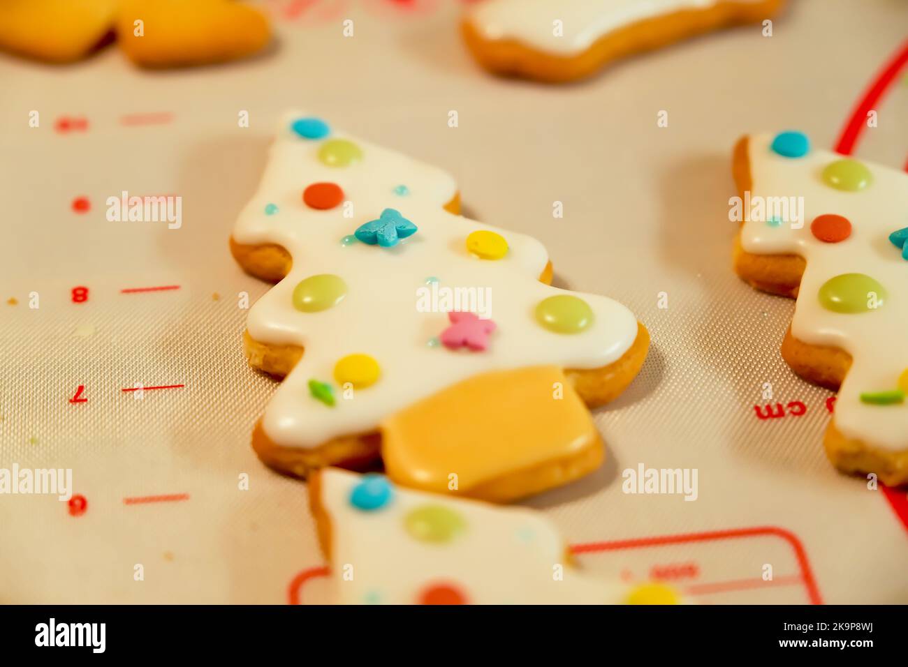 elaboración de galletas navideñas, galletas artesanales, pan de jengibre. Foto de stock