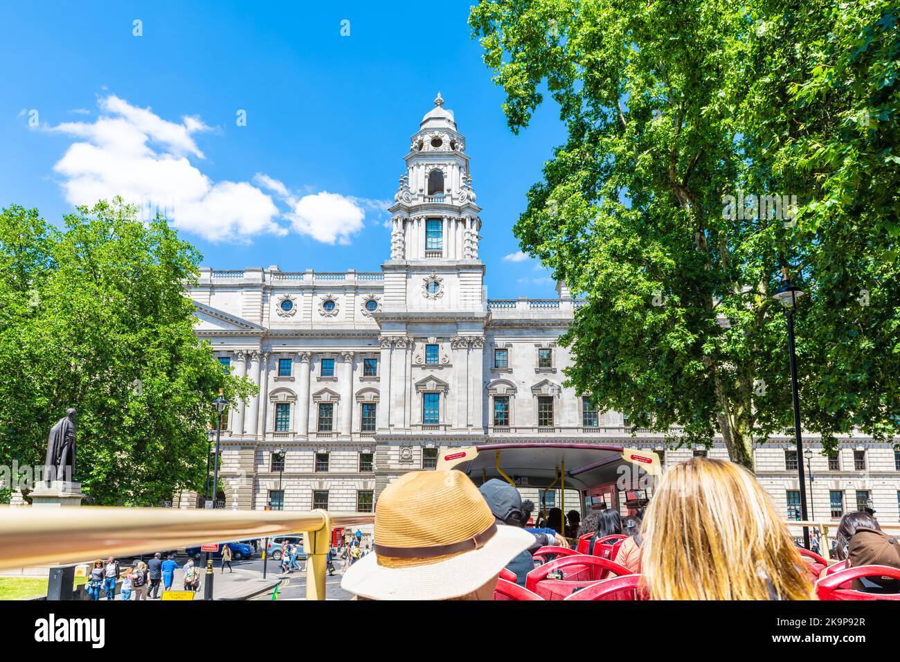 Londres, Reino Unido - 22 de junio de 2018: Recorrido guiado con vista de ángulo alto en Big Bus con personas en las oficinas gubernamentales de la plaza del Parlamento de Westminster Foto de stock