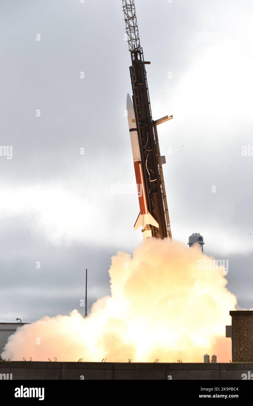 WALLOPS ISLAND, Va. (Oct 26, 2022) La Marina de los Estados Unidos lanza un misil hipersónico durante una prueba de los Programas de Sistemas Estratégicos de la Marina (SSP) y la Oficina de Proyectos Hipersónicos del Ejército (AHPO), el 26 de octubre de 2022. La segunda campaña de vuelo de Alto Tempo Operacional para Hypersonics se lanzó a las 2:30pm EST desde la Instalación de Vuelo Wallops de la NASA. (EE. UU Foto azul marino) Foto de stock