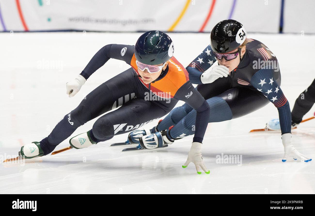 Xandra Velzeboer de los Neterlands (3) patina a un primer lugar por delante  de Corinne Stoddard de los Estados Unidos durante la carrera final de 1000  metros en el evento de patinaje