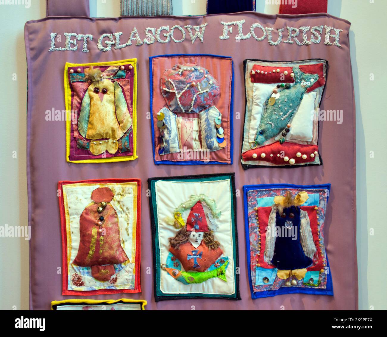 Museo de San Mungo de Vida Religiosa y Arte Permita que Glasgow florezca bandera acolchada multicultural Foto de stock