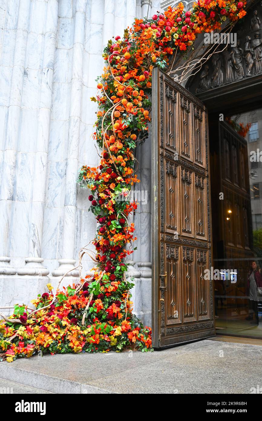 NUEVA YORK - 24 OCT 2022: Decoraciones otoñales alrededor de la entrada principal de la Catedral de San Patricio, en Manhattan. Foto de stock