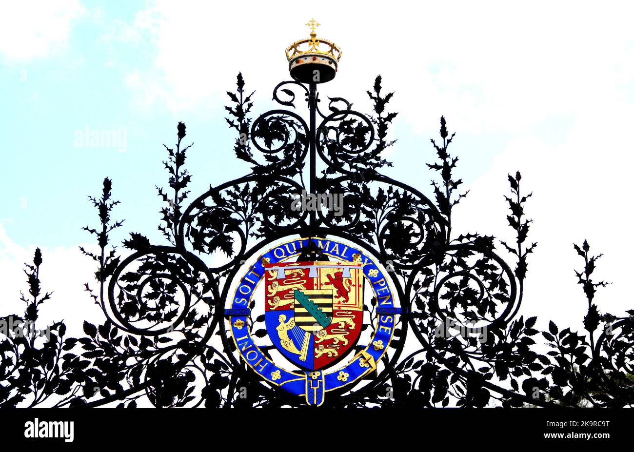 Norwich Gates, diseñado por Thomas Jekyll, Sandringham, Norfolk, detalle, Royal Arms, Inglaterra Foto de stock