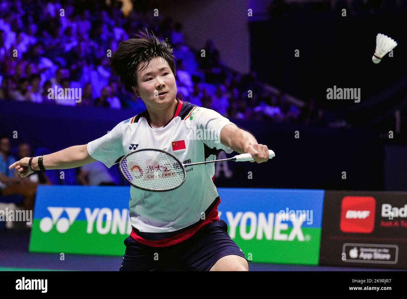 (221030) -- PARÍS, 30 de octubre de 2022 (Xinhua) -- He Bingjiao de China llega a un regreso durante la semifinal femenina contra Tai Tzu Ying de China Taipei en el torneo de badminton del Abierto de Francia 2022 en París, Francia, 29 de octubre de 2022. (Foto de Tang Shi/Xinhua) Foto de stock