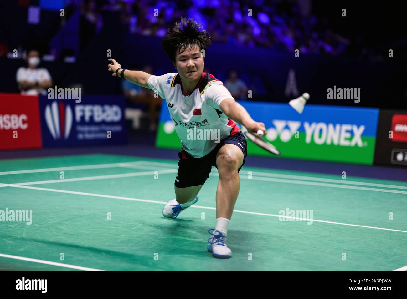 (221030) -- PARÍS, 30 de octubre de 2022 (Xinhua) -- He Bingjiao de China llega a un regreso durante la semifinal femenina contra Tai Tzu Ying de China Taipei en el torneo de badminton del Abierto de Francia 2022 en París, Francia, 29 de octubre de 2022. (Foto de Tang Shi/Xinhua) Foto de stock
