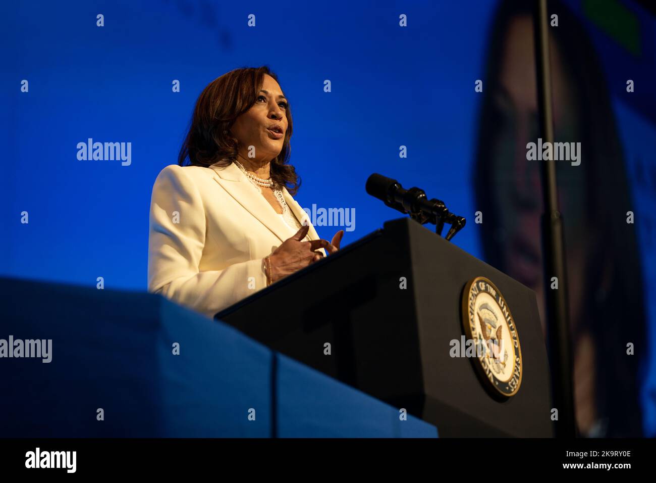 Washington DC, EE.UU. 29th de Oct de 2022. El Vicepresidente Kamala Harris habla en la Cena Nacional de la Campaña de Derechos Humanos, destacando la necesidad de votar a mitad de período para proteger los derechos humanos. La Campaña de Derechos Humanos celebró su Cena Nacional anual en el Centro de Convenciones Walter E. Washington. Además de una serie de oradores que incluyó al Vicepresidente Harris y a un número de celebridades, los asistentes vieron varias actuaciones musicales. Crédito: SOPA Images Limited/Alamy Live News Foto de stock