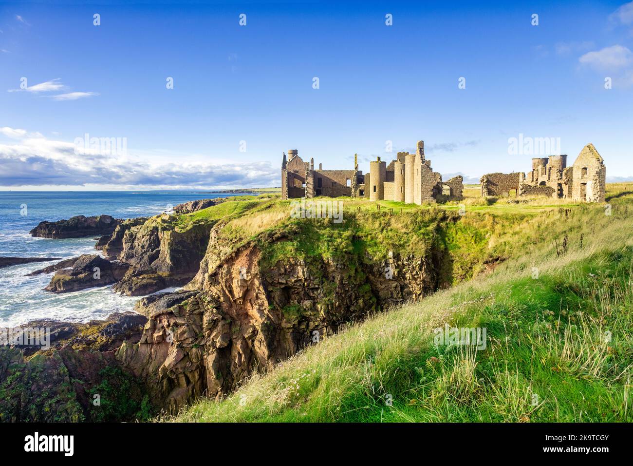 12 de septiembre de 2022: Aberdeenshire, Escocia - Las ruinas del Castillo de New Slains, construido en el siglo 16th por el 9th conde de Erroll, que muestra... Foto de stock