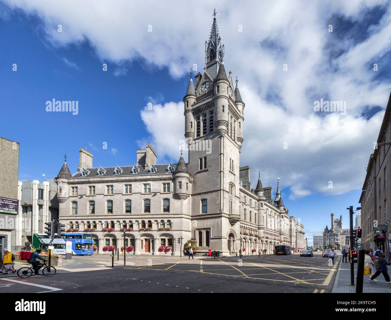 13 de septiembre de 2022: Aberdeen, Escocia, Reino Unido - The Town House, Aberdeen, desde Union Street Foto de stock