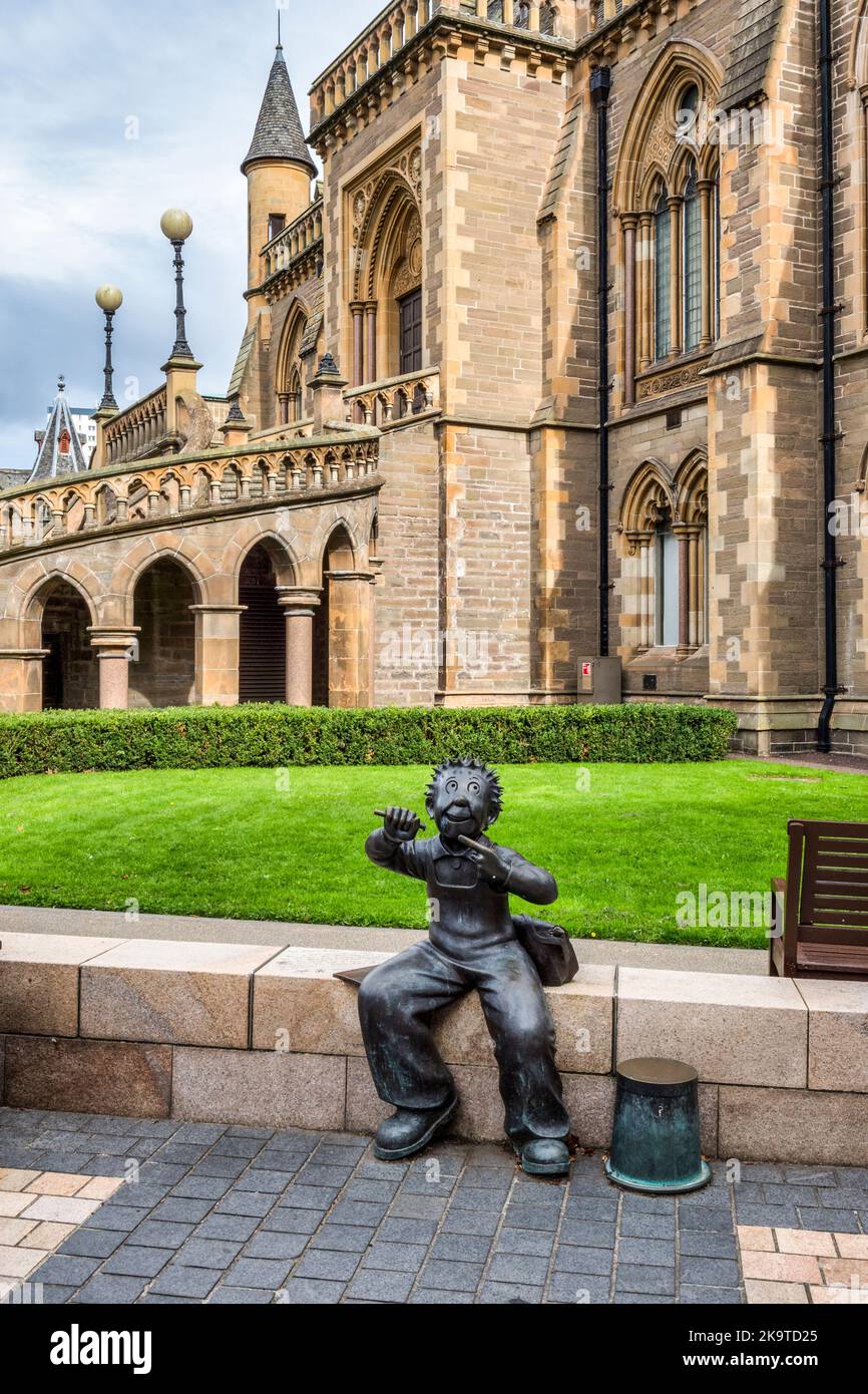 17 de septiembre de 2022: Dundee, Dundee City, Escocia, Reino Unido - Estatua del personaje cómico Oor Wullie con su cubo, fuera de la galería de arte McManus y Museu Foto de stock