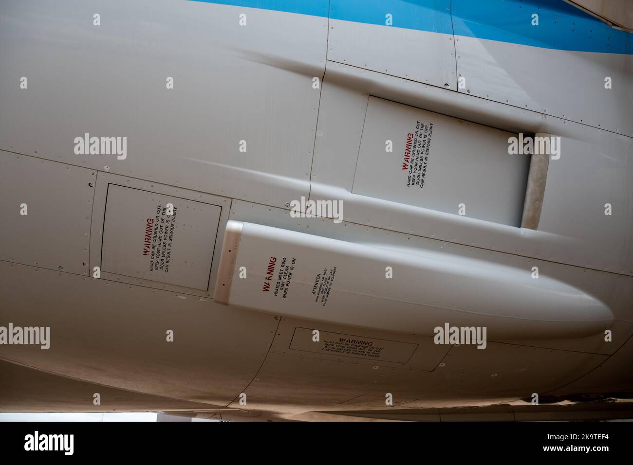 Tres paneles de advertencia desde la parte trasera de un Boeing 787 Foto de stock