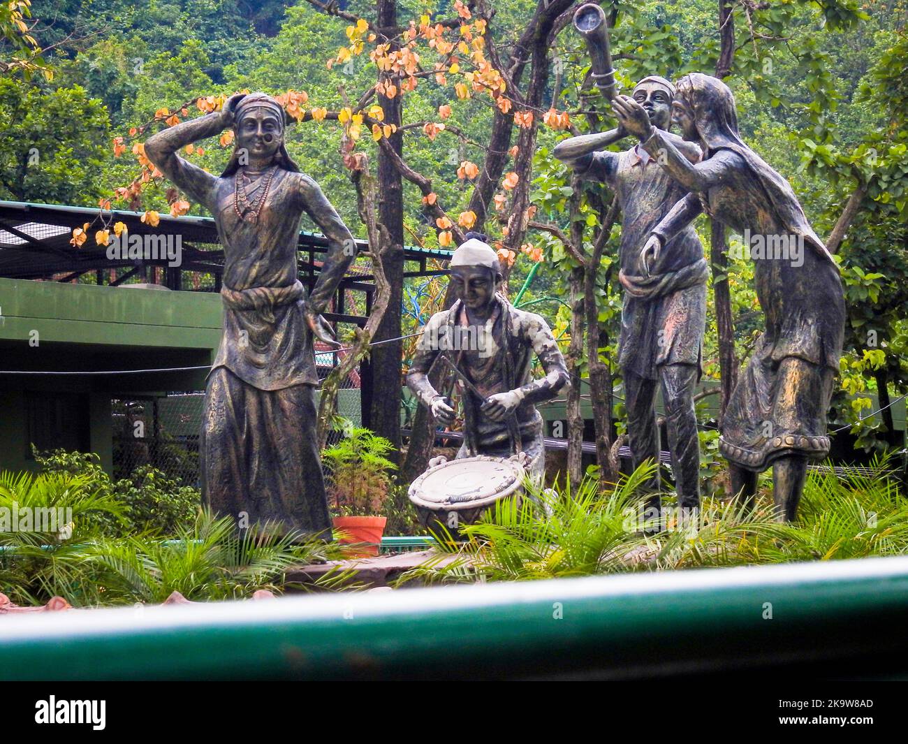 Noviembre 9th 2018. Ciudad de Dehradun Uttarakhand India. Estatuas de bronce de personas que representan música y danzas locales en el zoológico de la ciudad de Malsi. Foto de stock