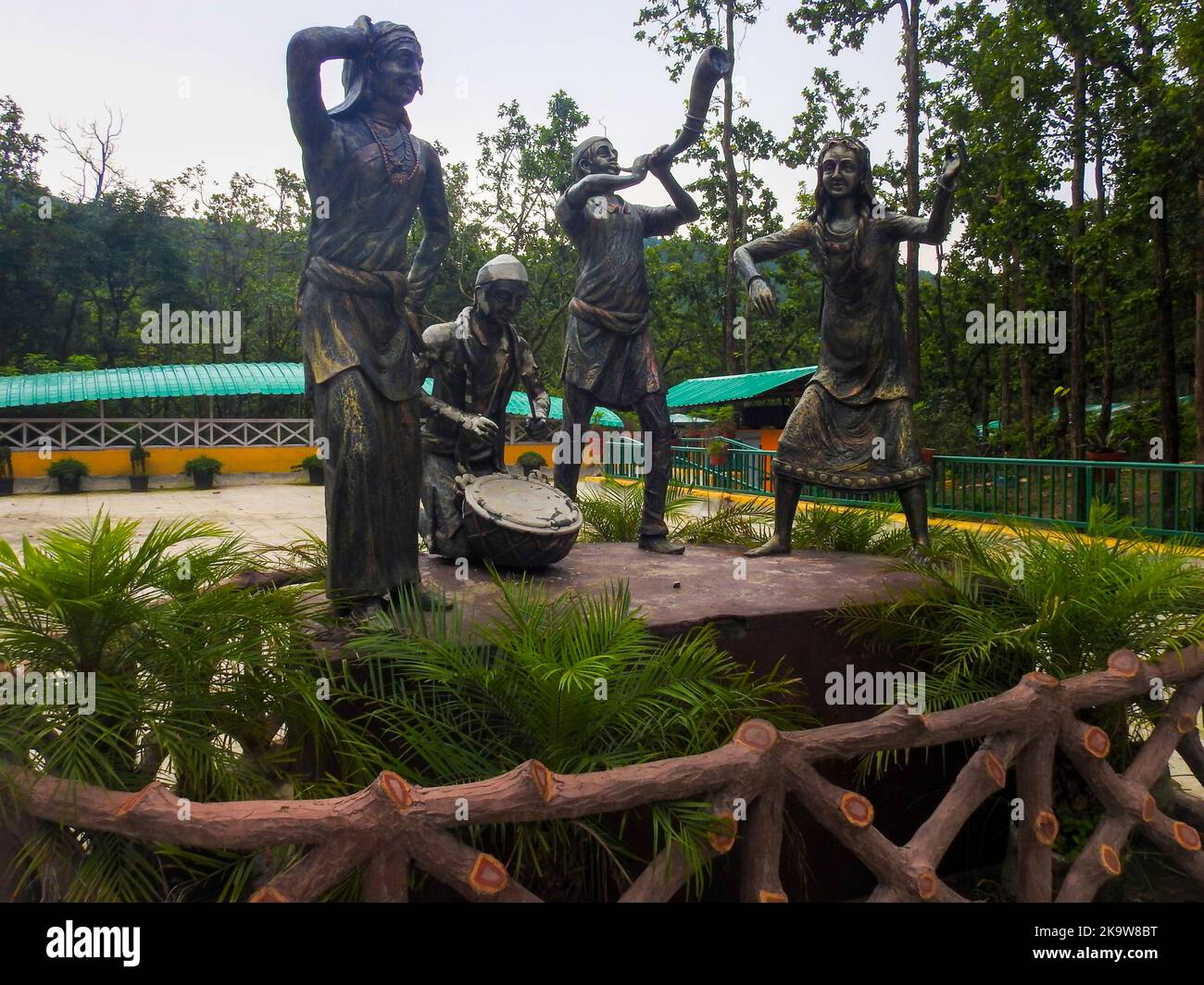 Noviembre 9th 2018. Ciudad de Dehradun Uttarakhand India. Estatuas de bronce de personas que representan música y danzas locales en el zoológico de la ciudad de Malsi. Foto de stock