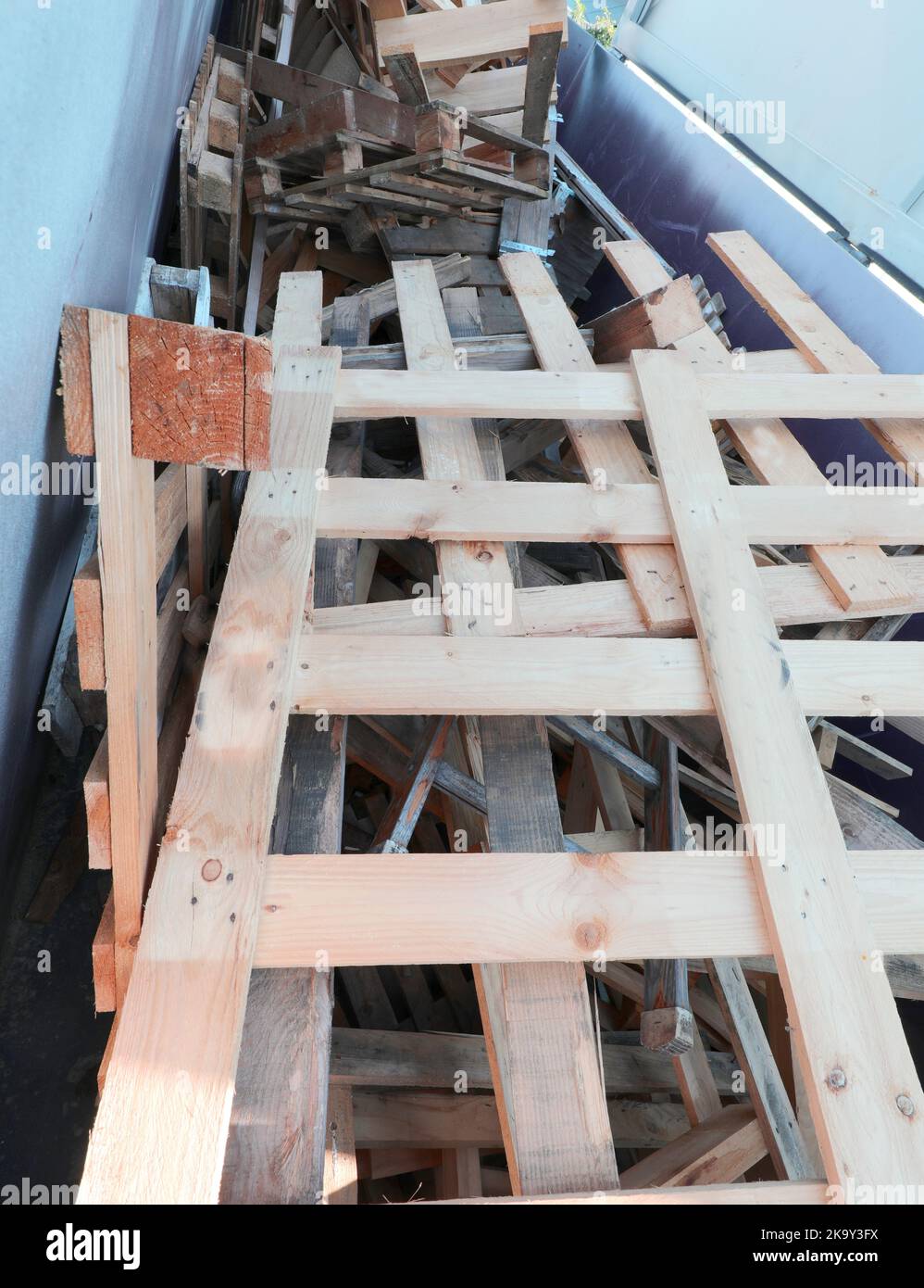 tablas de madera de palets usados en el contenedor para la recogida del